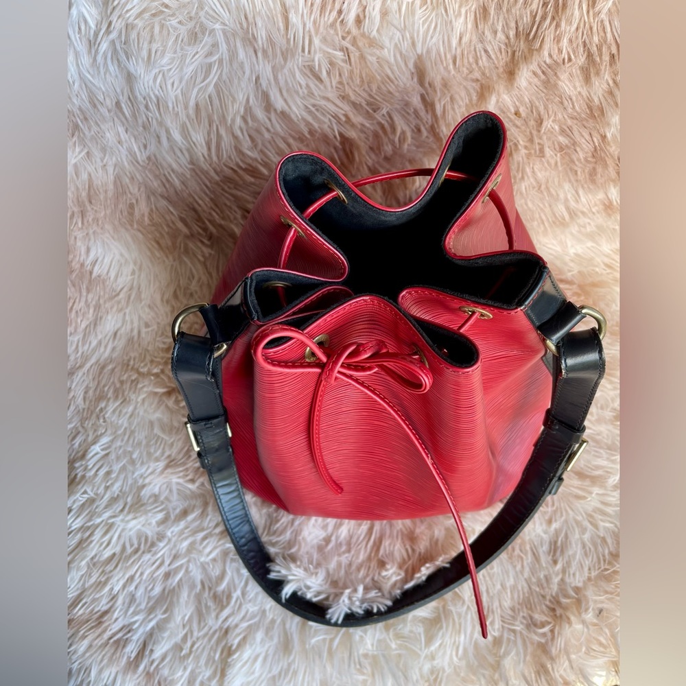 โผ๏ธSOLDโผ๏ธ Louis Vuitton Petit Noe Handbag Epi Leather - Picture 3 of 15